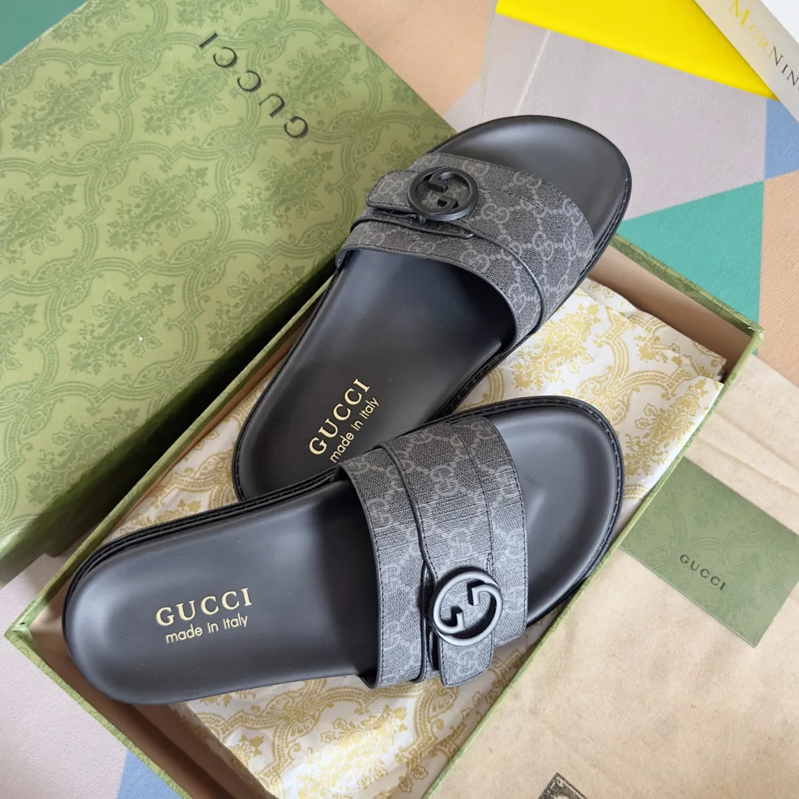 [G Home] Men's Men's Shoes💰: 300💰Size: 38-45 🆕2024Gucci Gucci Summer New Style Double G Presbyopia Flip-flops Cross Sandals Thick Sole Slippers Beach Shoes Original Purchase and Development Production G family's 2024 new summer dark horse items, fashion bloggers at home and abroad have put on the show, and it has become popular on social platforms at home and abroad. Fashionistas must pay for it, and they spend a lot of money to create ingenious craftsmanship and accurately restore every detail. Exquisite packaging at the delivery counter🛍📦 ▪️ Fabric: Original imported double G presbyopic leather ▪️ Lining: Original imported leather ▪️ Sole: Original open molded T men's shoes 💰U outsole ▪️ Bottom thickness: 3CM